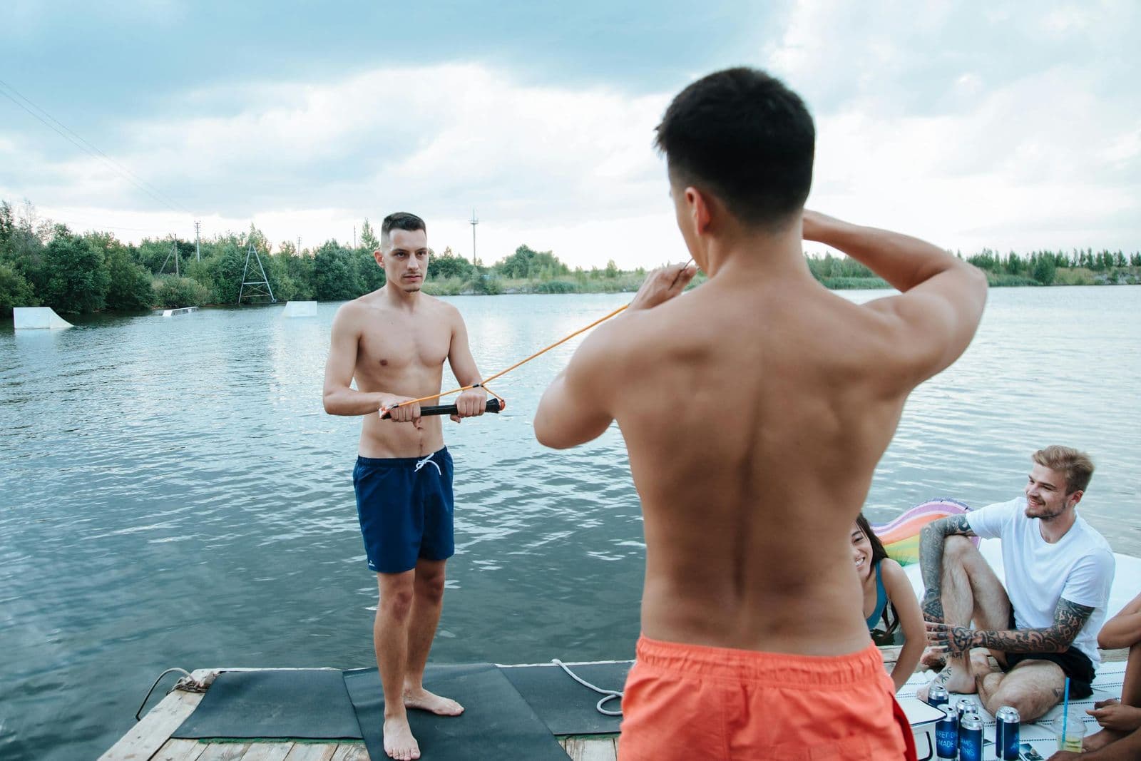 Gruppe am Steg der Wakeboard-Anlage